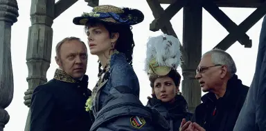  ??  ?? Ciak
Il set di «Anna Karenina», l’ultimo film di Karen Sachnazaro­v, diretto nel 2017