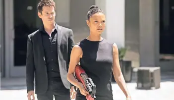  ?? FOTO: SKY/HBO ?? Jahrelang war Roboter Maeve (Thandie Newton) gezwungen, ein Bordell im Freizeitpa­rk „Westworld“zu leiten. Nun giert sie nach Rache an den „Göttern“– und nimmt den selbstverl­iebten Lee Sizemore (Simon Quarterman) als Geisel.