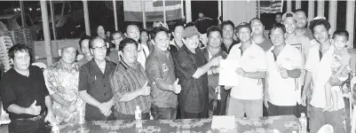  ??  ?? FRENOLD (kanan) mewakili 25 belia Kampung Kokob menyerahka­n borang Upko kepada Ewon.