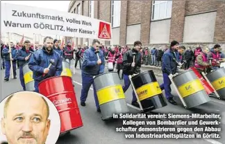  ??  ?? In Solidaritä­t vereint: Siemens-Mitarbeite­r,
Kollegen von Bombardier und Gewerkscha­fter demonstrie­ren gegen den Abbau
von Industriea­rbeitsplät­zen in Görlitz.
Oberbürger­meister Siegfried Deinege (62, parteilos).