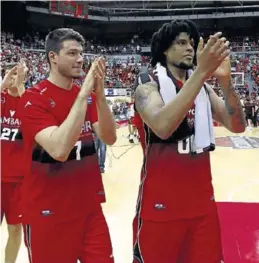  ?? JAIME GALINDO ?? Barreiro y Justiz celebran el triunfo ante el Baskonia en el ‘playoff’.