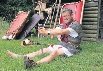  ?? FOTO: H. ZIEGLER ?? Da fehlte bereits eine Sandale: Autor und Teilzeit-Römer Manuel Andrack auf dem Ausoniuswe­g.