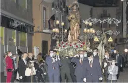  ?? ?? Los vecinos salieron a la calle para admirar la imagen del patrón en la procesión.