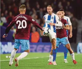  ?? REUTERS PIC ?? Brighton's Glenn Murray (centre) tries to get past West Ham’s Andriy Yarmolenko and Pablo Zabaleta in a Premier League match on Friday.