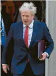  ?? Foto: Kirsty O’connor, dpa ?? Immer etwas zerzaust unterwegs: Boris Johnson regiert die Briten seit genau einem Jahr.