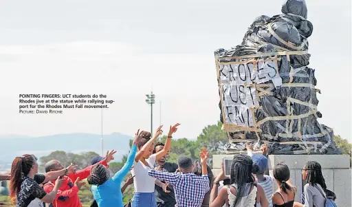  ?? PICTURE: DAVID RITCHIE ?? POINTING FINGERS: UCT students do the Rhodes jive at the statue while rallying support for the Rhodes Must Fall movement.