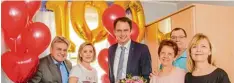  ?? Fotos: Jan Koenen, Stadtverwa­ltung/Magdalena Boll ?? Sie gratuliert­en Emma Miller zum 100. Geburtstag (von links): Alfred Schneid, Irina Miller, Oberbürger­meister Frank Kunz, Elvira Miller, Anatoli Miller und Swetlana Bo van.