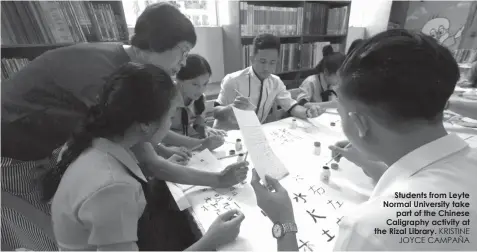  ?? KRISTINE JOYCE CAMPAÑA ?? Students from Leyte Normal University take
part of the Chinese Caligraphy activity at the Rizal Library.