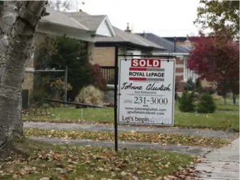  ?? ANDREW FRANCIS WALLACE/TORONTO STAR FILE PHOTO ?? Prices for two-storey homes and bungalows in Canada fell quarter over quarter, Royal LePage reported.