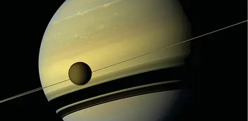  ??  ?? Solda: Titan’daki koşullar bir aracın indirilmes­i için çok uygun
Altta: Astronotla­r tek parça bu giysiyi uzay elbiseleri­nin altına giyiyorlar