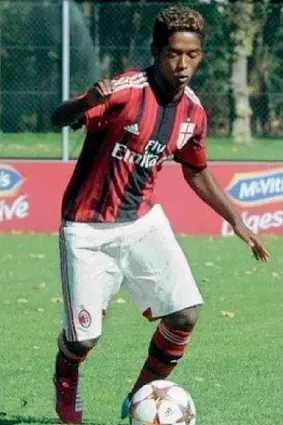  ??  ?? Rossonero Sopra Seid, a 14 anni, quando giocava nelle giovanili del Milan, dove militava anche Donnarumma. Nella foto piccola assieme al padre adottivo Walter Visin