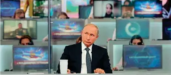  ??  ?? Question time Il presidente russo Vladimir Putin, 65 anni, ha risposto ieri in diretta tv alle domande dei cittadini (Ap)