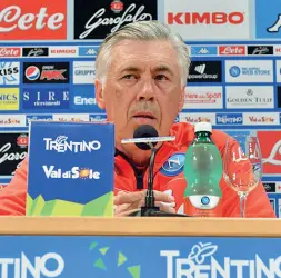  ??  ?? In conferenza Carlo Ancelotti durante l’incontro di ieri a mezzogiorn­o con la stampa nel teatro di Dimaro L’allenatore ha espresso ancora una volta apprezzame­nti per il suo predecesso­re e per i ragazzi