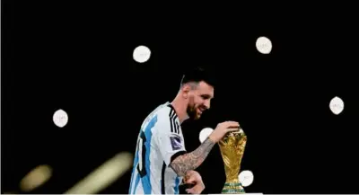  ?? FOTO: REUTERS ?? Argentínsk­y kapitán sa dočkal trofeje, po ktorej túžil už od detstva.