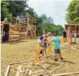  ?? Fotos: Häusler ?? Auf dem Bauspielpl­atz sägen und häm mern die Kinder fleißig.