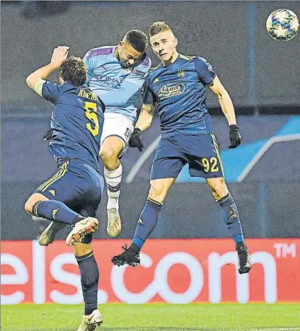  ?? FOTO: GETTY ?? Damian Kadzior, con el dorsal 92, disputa un balón aéreo con Gabriel Jesús durante un partido de Champions