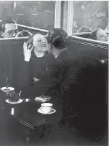  ??  ?? Brassaï. Casal num café de Paris em 1932