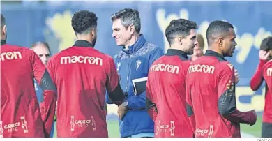  ?? CÁDIZ CF ?? Pellegrino saluda a jugadores en un entrenamie­nto.