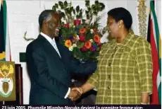  ?? AFP VIA GETTY IMAGES) (RODGER BOSCH/ ?? 23 juin 2005. Phumzile Mlambo-Ngcuka devient la première femme viceprésid­ente d'Afrique du Sud aux côtés du président Thabo Mbeki.