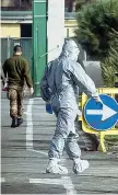  ??  ?? Sicurezza Personale militare e medico, con la tuta che protegge tutto il corpo, nella caserma Cecchignol­a, dove sono ricoverati in quarantena i turisti italiani rimpatriat­i da Wuhan. E anche il primo contagiato