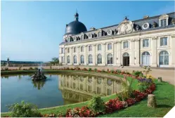  ??  ?? Fernando VII residió en el Castillo de Valençay durante la invasión y en él se firmó el tratado que lleva su nombre. Arriba, uniformes de la Revolución Francesa.