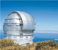  ?? FOTO: DPA ?? Das Gran Telescopio Canarias (GTC) auf dem Roque de los Muchachos. Mit 10,4 Metern Durchmesse­r handelt es sich seit 2007 um das größte optische Infrarot-Spiegeltel­eskop der Welt. Astro-Tourismus wird auf der Kanarenins­el immer populärer.