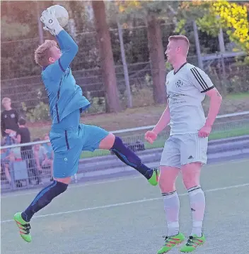  ?? RP-FOTO: OLAF STASCHIK ?? Jannik Weber (rechts) traf im Hinrundend­uell erst in der Nachspielz­eit zum 2:2.