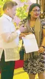  ??  ?? Joey Lina turns over the donation to Glady Bunao of the House of Refuge, the non-government agency beneficiar­y of The Manila Hotel’s corporate social responsibi­lity project.