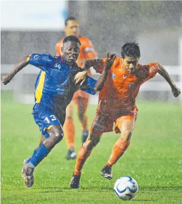  ?? Picture: ZAK SIMMONDS ?? DETERMINED: NQ United’s Masimango Benjamin battles Cairns’ Musashi Nakagawa.