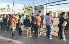  ??  ?? Angustia. Familiares y amigos de los mineros atrapados desesperad­os esperan noticias.