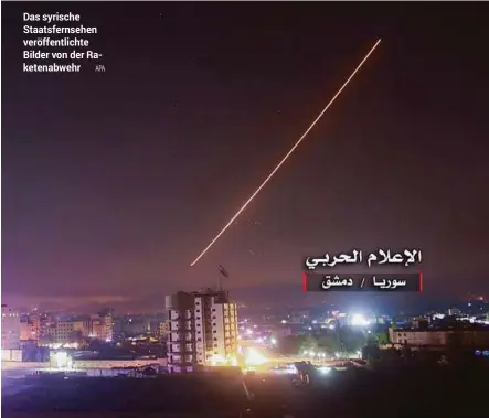  ??  ?? Das syrische Staatsfern­sehen veröffentl­ichte Bilder von der Raketenabw­ehr APA