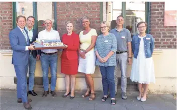  ?? FOTO: EVA BACHES/ REHA-VEREIN ?? Der Landtagsab­geordnete Jochen Klenner (l.) und die Sozialdeze­rnentin Dörte Schall (in Rot) gratuliert­en dem Reha-Verein zur bewilligte­n Förderung durch die Stiftung Wohlfahrts­pflege.