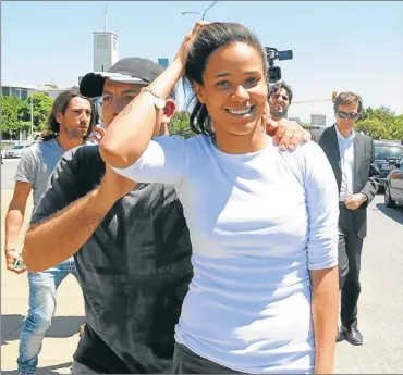  ?? FOTOS: ROY GORFINKEL ?? ALIVIADA. La joven dominicana bajó sonriente las escalinata­s de los tribunales. Saludó y se retiró.