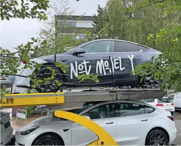  ?? TWITTER ?? «Not Model Y»: Laut Fans erlaubt sich Tesla einen Scherz mit der Autoindust­rie.