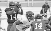  ?? JIM RASSOL/STAFF PHOTOGRAPH­ER ?? The versatile De’Andre Johnson, left, is one reason why FAU possesses the most QB depth in Conference USA.