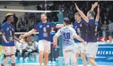  ?? FOTO: GÜNTER KRAM ?? Der VFB Friedrichs­hafen steht im Finale der Volleyball-bundesliga. Im fünften Halbfinale bezwang der VFB (vo. li. José Masso, Michal Superlak, Nikola Pekovic, Aleksa Batak und Tim Peter) die Helios Grizzlys Giesen.