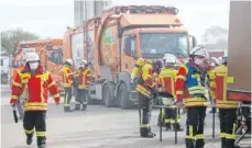  ?? SZ-FOTO: SCHICK ?? Alle Einsatzkrä­fte in Berkach trugen die Gesichtsma­sken, die vor einer CoronaAnst­eckung schützen sollen – nicht aber vor Rauchgas.