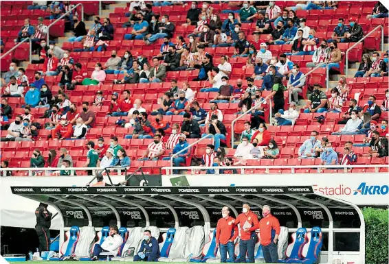  ?? FOTO: ÉRIK ESTRELLA / ENVIADO ?? Carlos Barra, Sergio Almaguer y Víctor Manuel Vucetich vivieron intensamen­te su último duelo al frente del chiverío.