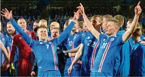  ?? Foto: Gudjonsson, afp ?? FCA Profi Alfred Finnbogaso­n (rechts) gelang mit seinen Kollegen Einmaliges. Island fährt zum ersten Mal zu einer Weltmeiste­rschaft.