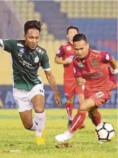  ?? FOTO: ?? PEMAIN Melaka United, Mohamad Fariz Shah Mohd Rosli (kiri) menyekat kemaraan pemain PDRM, Muhamad Baqiuddin Shamsudin pada perlawanan di Stadium Hang Jebat, Krubong, kelmarin.