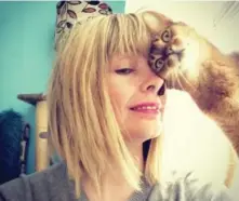  ??  ?? Trailer Park Boys’ Lucy DeCoutere sees eye-to-eye with her cat, Mimi.