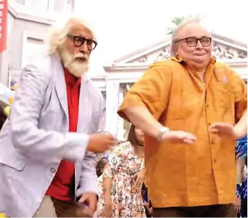  ??  ?? Amitabh Bachchan and Rishi Kapoor star in the family drama, the latest in a long list of Bollywood titles to target the lucrative Chinese market.