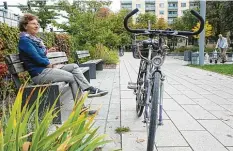  ??  ?? Rosmarie Salzmann fährt gerne mit dem Rad durch Augsburg. Am Theodor-HeussPlatz macht sie des Öfteren eine kurze Pause.