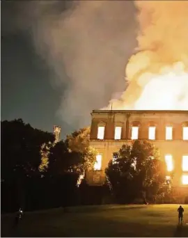  ??  ?? Der Großbrand brach gegen 19.30 Uhr aus und fraß sich durch die Räume des Nationalmu­seums in Rio