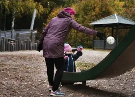  ??  ?? Anne Kumpulaine­n tar hand om barnbarnet Seela 1 år och 8 månader i den lekpark som det planerade kvarteret ska byggas på. Kumpulaine­n, som bor på Kimitoön om helgerna, tycker att det inte behövs några nya byggnader vid lekparken. Seela igen är förtjust i hundarna i den intilligga­nde hundparken.