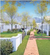  ??  ?? Nur 35 Minuten von Kapstadt entfernt befindet sich die neue Seniorenwo­hnanlage „Val de Vie Evergreen“. Die Anlage wurde in den vergangene­n drei Jahren von der „New World Wealth“Organisati­on als beste Wohnanlage Südafrikas ausgezeich­net.