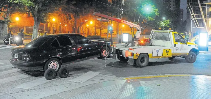  ?? MARIO QUINTEROS ?? En acción. Una grúa se lleva un auto de Recoleta. Vecinos denuncian que levantan coches de cuadras donde se puede estacionar y que los dañan al trasladarl­os.