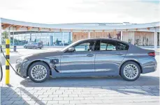  ?? FOTO: DANIEL KRAUS/BMW AG/DPA ?? Die elektrisch­e Reichweite für den 520e nach WLTP gibt BMW mit 53 bis 61 Kilometern an; den Verbrauch mit 1,8 bis 1,3 Litern – allerdings nur als Normverbra­uchswert.