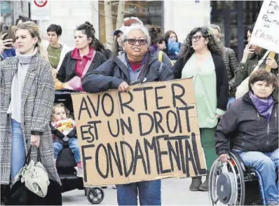  ?? Bob Edme / AP ?? Una mujer defiende el derecho al aborte en una manifestac­ión en el sur de Francia.