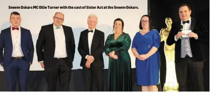  ?? ?? Sneem Oskars MC Ollie Turner with the cast of Sister Act at the Sneem Oskars.